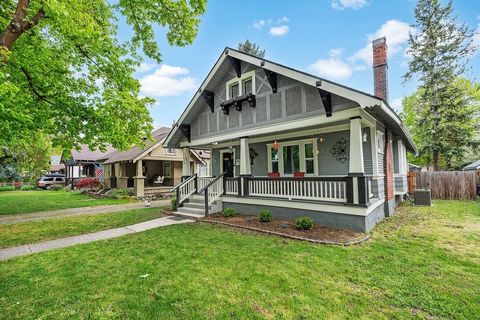 Photo of 814 E 32ND Ave, Spokane, WA 99203 (MLS # 202525184)