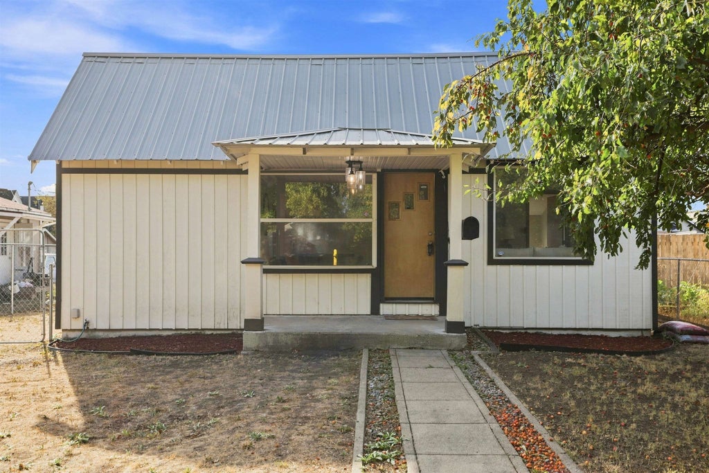 Photo of 520 S Ferrall St, Spokane, WA 99202 (MLS # 202626064)