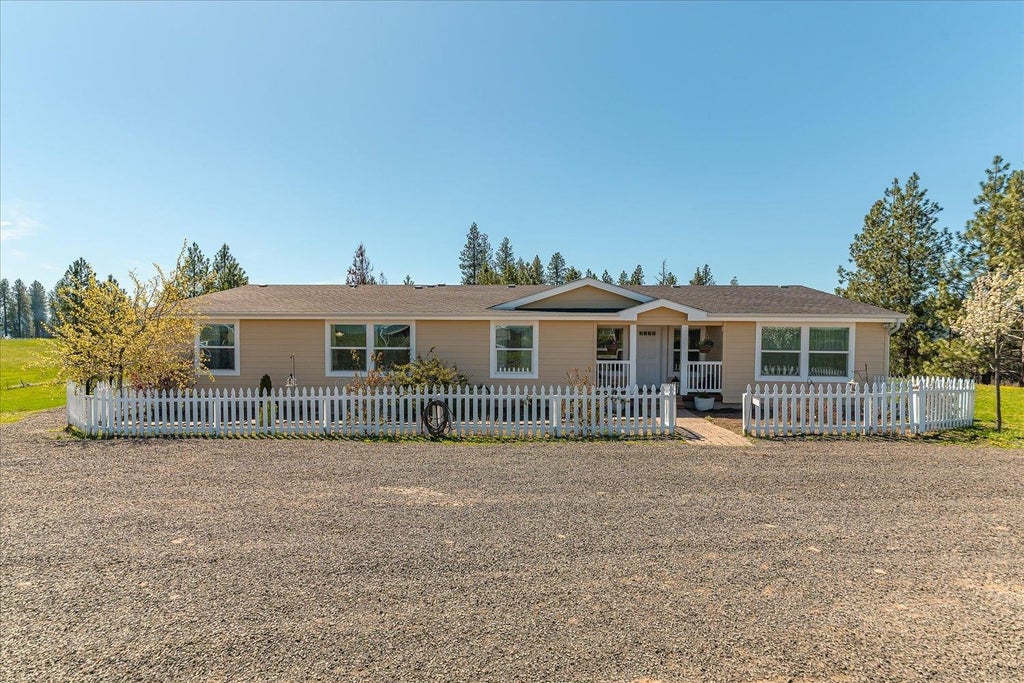 Photo of 1061 Canyon Ridge Dr, Plummer, ID 83851 (MLS # 202621308)
