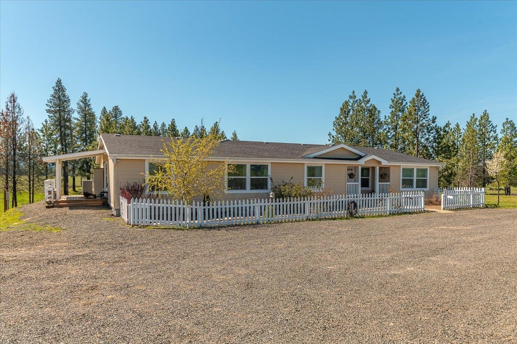 Photo of 1061 Canyon Ridge Dr, Plummer, ID 83851 (MLS # 202621308)