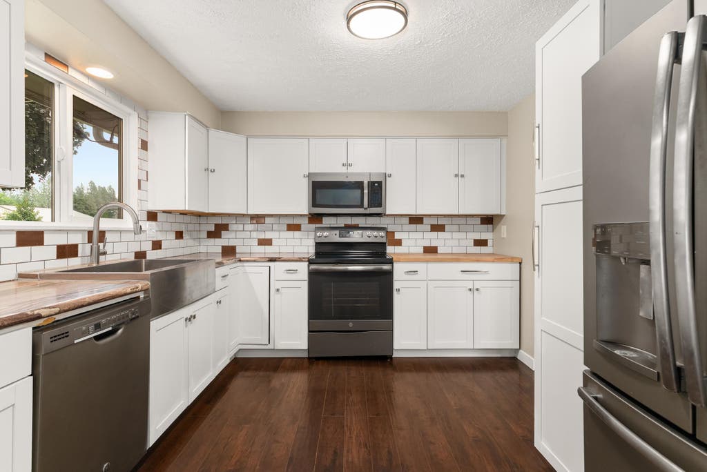 Photo of 612 E Roundtable Cir, Spokane, WA 99218 (MLS # 202622865)