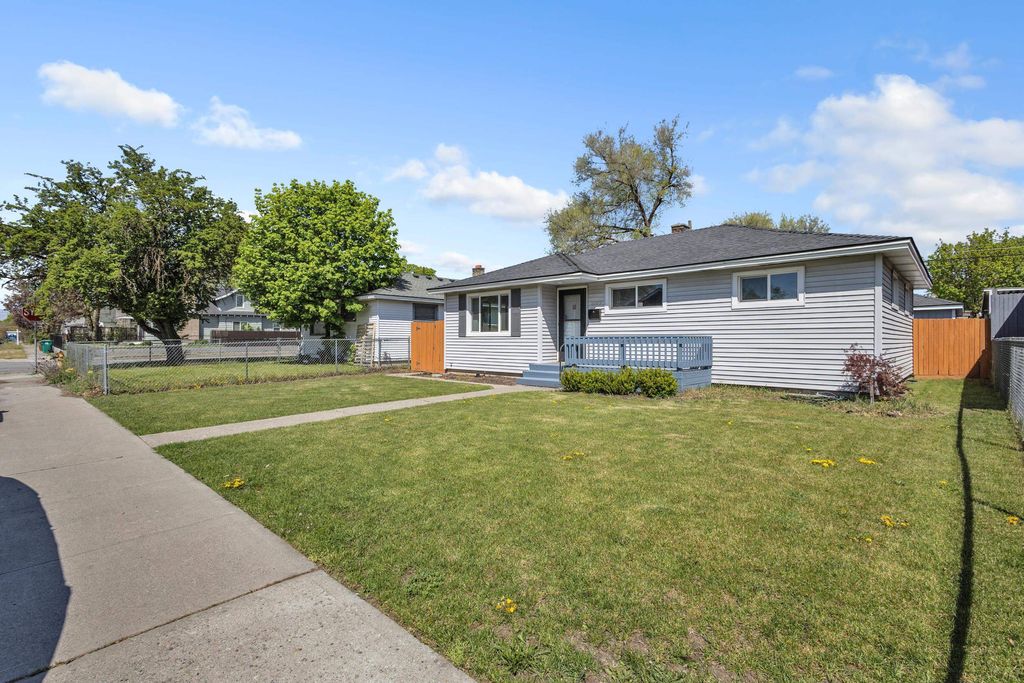 Photo of 1007 E Walton Ave, Spokane, WA 99207 (MLS # 202616429)