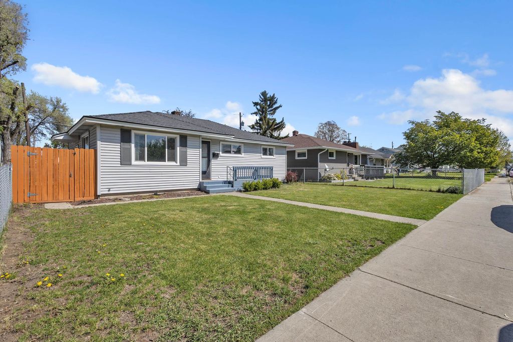 Photo of 1007 E Walton Ave, Spokane, WA 99207 (MLS # 202616429)