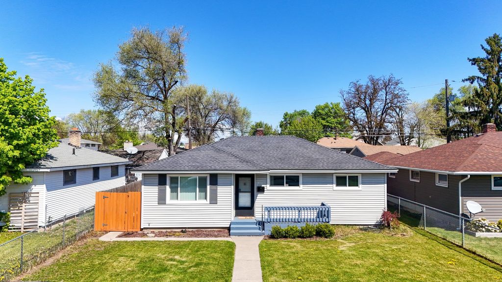 Photo of 1007 E Walton Ave, Spokane, WA 99207 (MLS # 202616429)