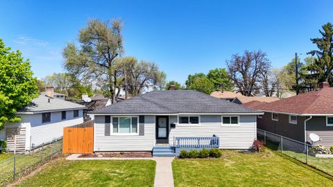Photo of 1007 E Walton Ave, Spokane, WA 99207 (MLS # 202616429)
