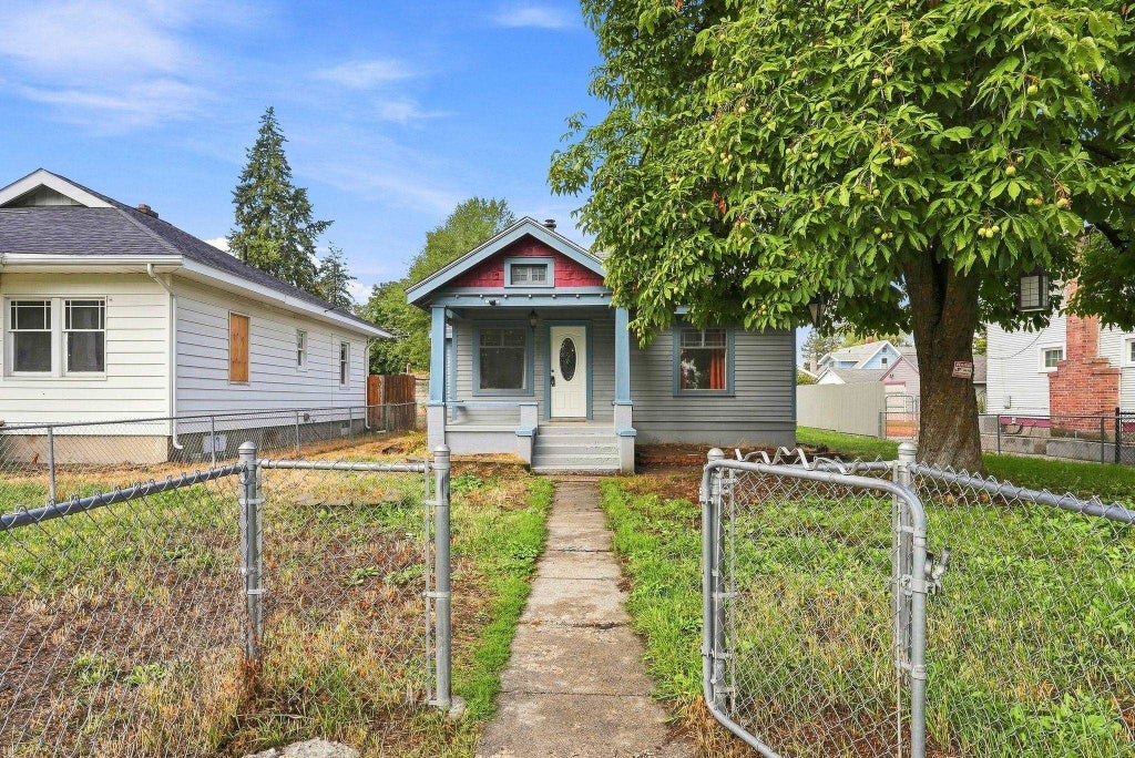Photo of 4317 N Lincoln St, Spokane, WA 99205 (MLS # 202624086)