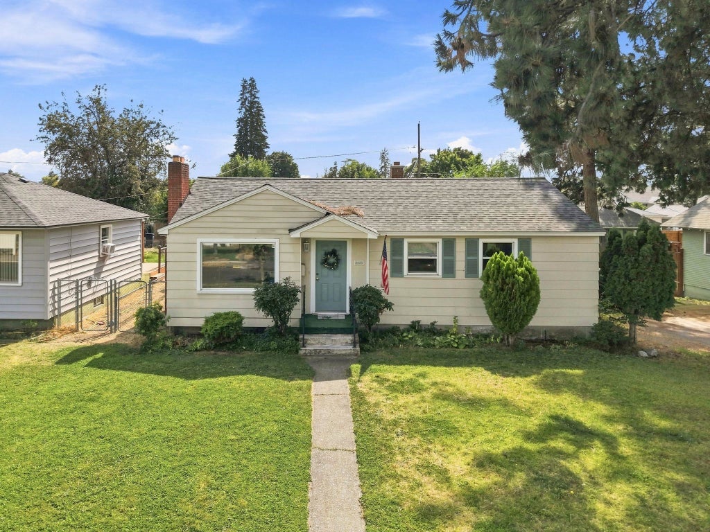 Photo of 824 E Sanson Ave, Spokane, WA 99207 (MLS # 202623684)
