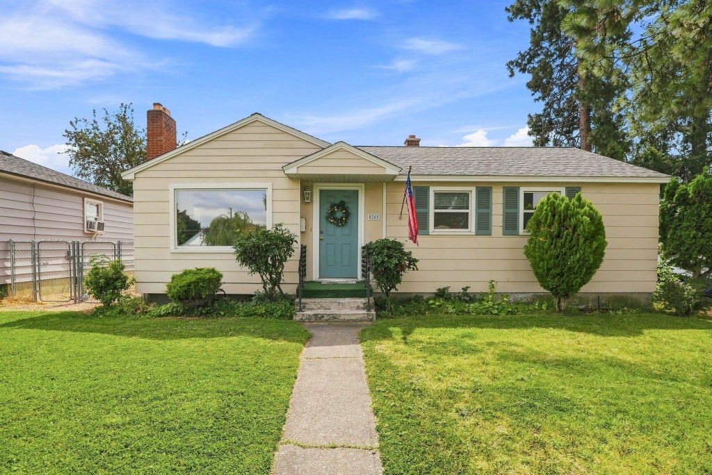 Photo of 824 E Sanson Ave, Spokane, WA 99207 (MLS # 202623684)