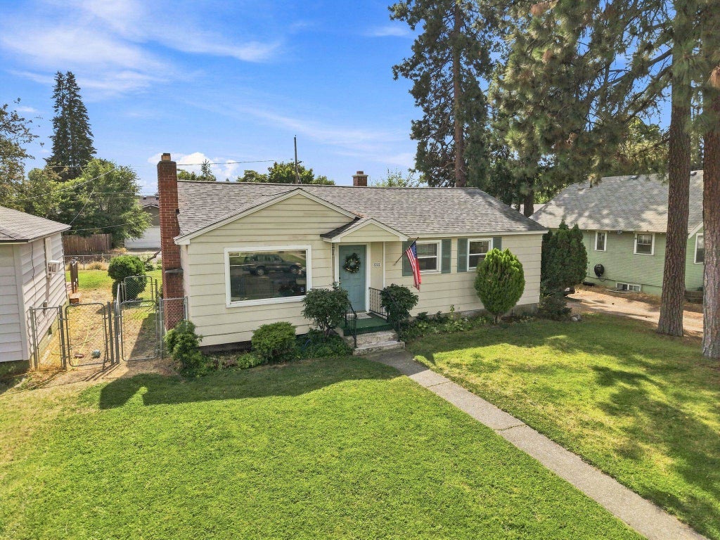 Photo of 824 E Sanson Ave, Spokane, WA 99207 (MLS # 202623684)