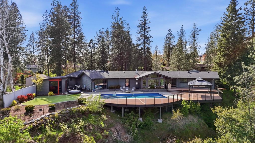 Photo of 7410 N Walnut St, Spokane, WA 99208 (MLS # 202616413)