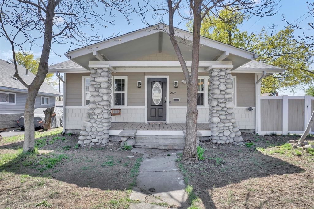 Photo of 2527 W LIBERTY Ave, Spokane, WA 99205 (MLS # 202610841)