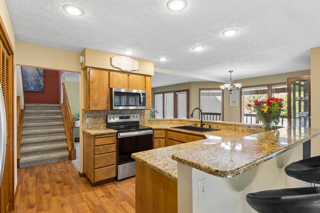 Photo of 702 W Briar Cliff Ct, Spokane, WA 99218 (MLS # 202625908)