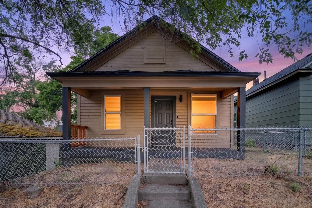 Photo of 1507 N Maple St, Spokane, WA 99201 (MLS # 202619775)