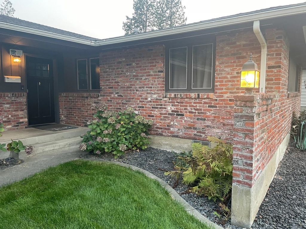 Photo of 2502 E 38th Ave, Spokane, WA 99223 (MLS # 202525475)