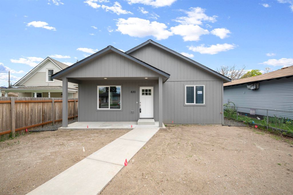 Photo of 820 E Crown Ave, Spokane, WA 99207 (MLS # 202616200)