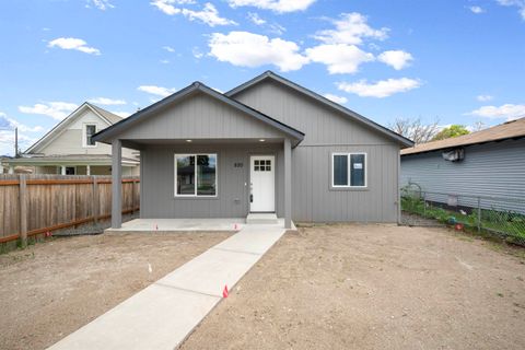 Photo of 820 E Crown Ave, Spokane, WA 99207 (MLS # 202616200)