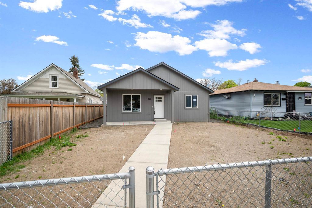 Photo of 820 E Crown Ave, Spokane, WA 99207 (MLS # 202616200)