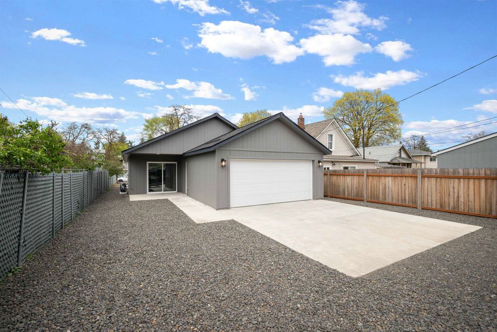 Photo of 820 E Crown Ave, Spokane, WA 99207 (MLS # 202616200)