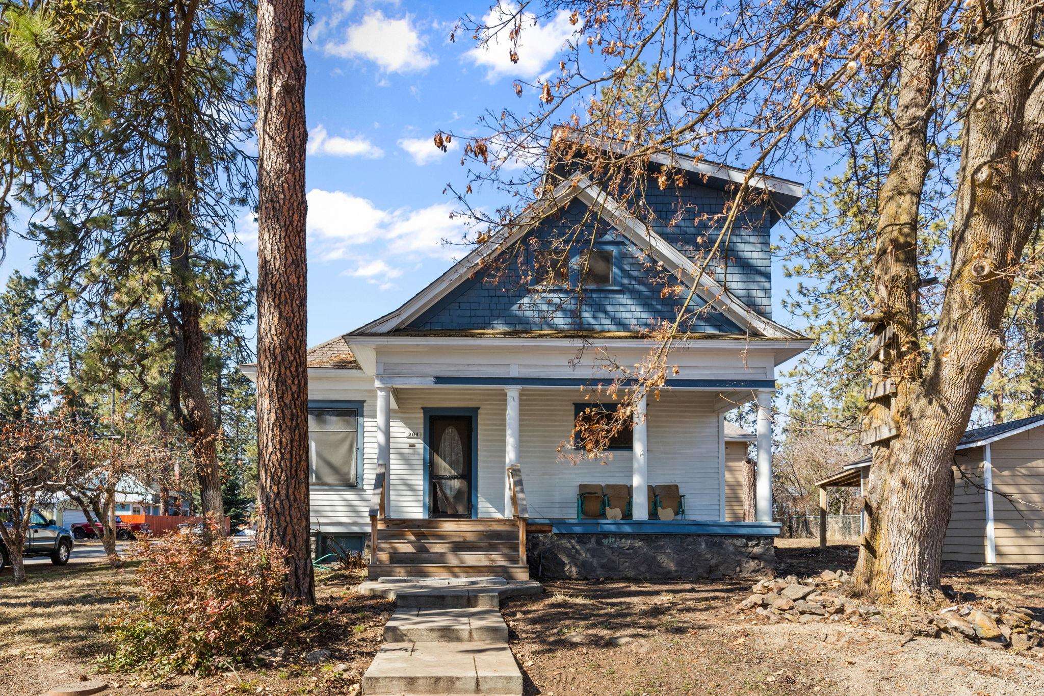 Photo 1 of 34 of 204 N 3rd St house