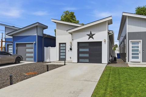 Photo of 2303 E Longfellow Ave, Spokane, WA 99207 (MLS # 202618854)