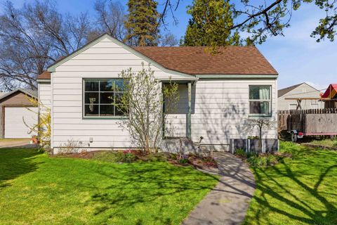 Photo of 10005 N Andrew St, Spokane, WA 99218 (MLS # 202615236)