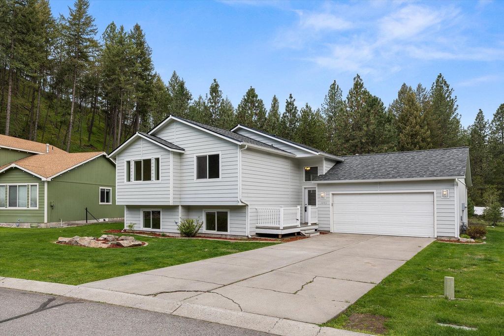 Photo of 5983 Blackstone Way, Nine Mile Falls, WA 99026 (MLS # 202616369)