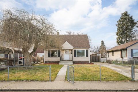 Photo of 1907 N Nelson St, Spokane, WA 99207 (MLS # 202614335)