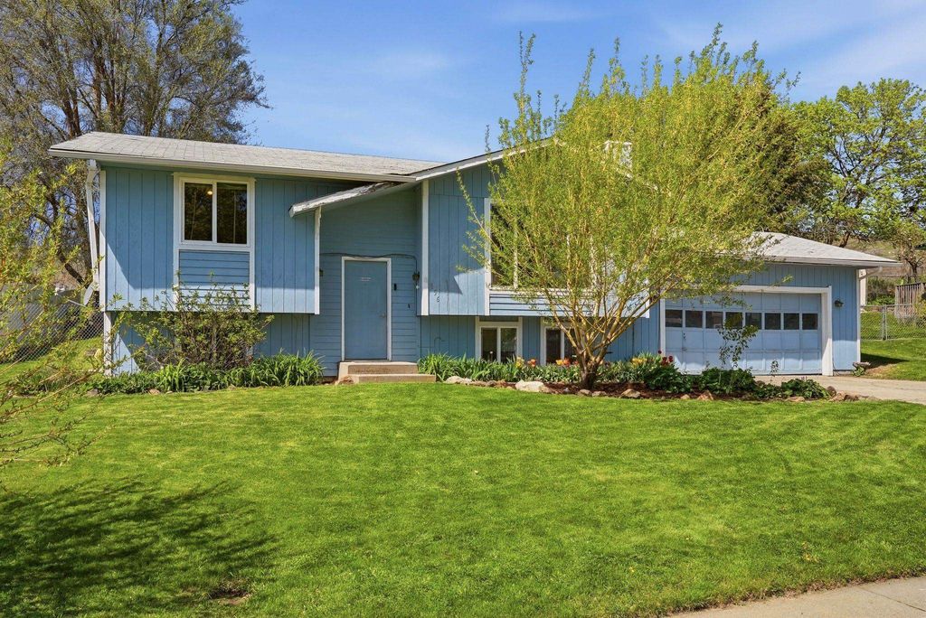 Photo of 556 Scenic Heights Dr, Cheney, WA 99004 (MLS # 202616412)