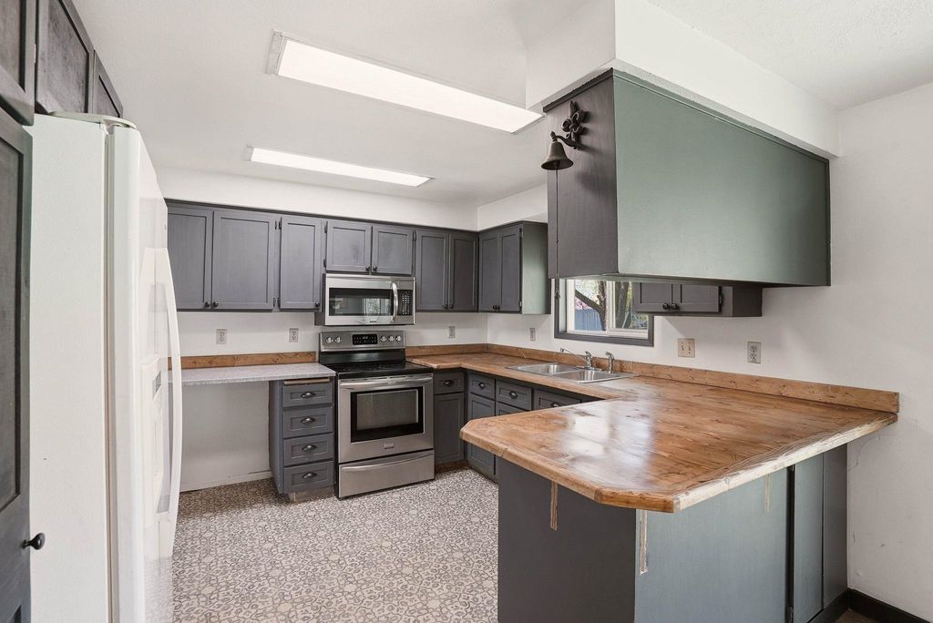Photo of 556 Scenic Heights Dr, Cheney, WA 99004 (MLS # 202616412)