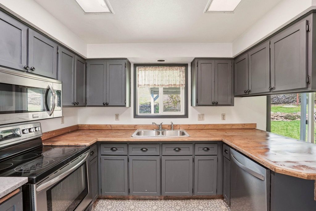 Photo of 556 Scenic Heights Dr, Cheney, WA 99004 (MLS # 202616412)