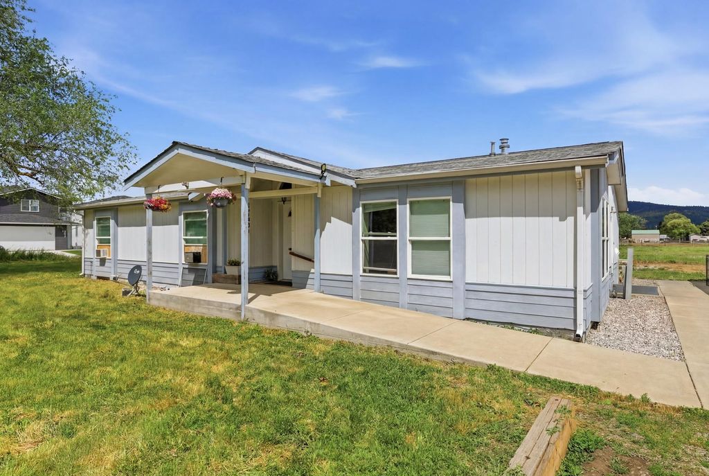 Photo of 17621 E Mission Ave, Spokane Valley, WA 99016 (MLS # 202617588)