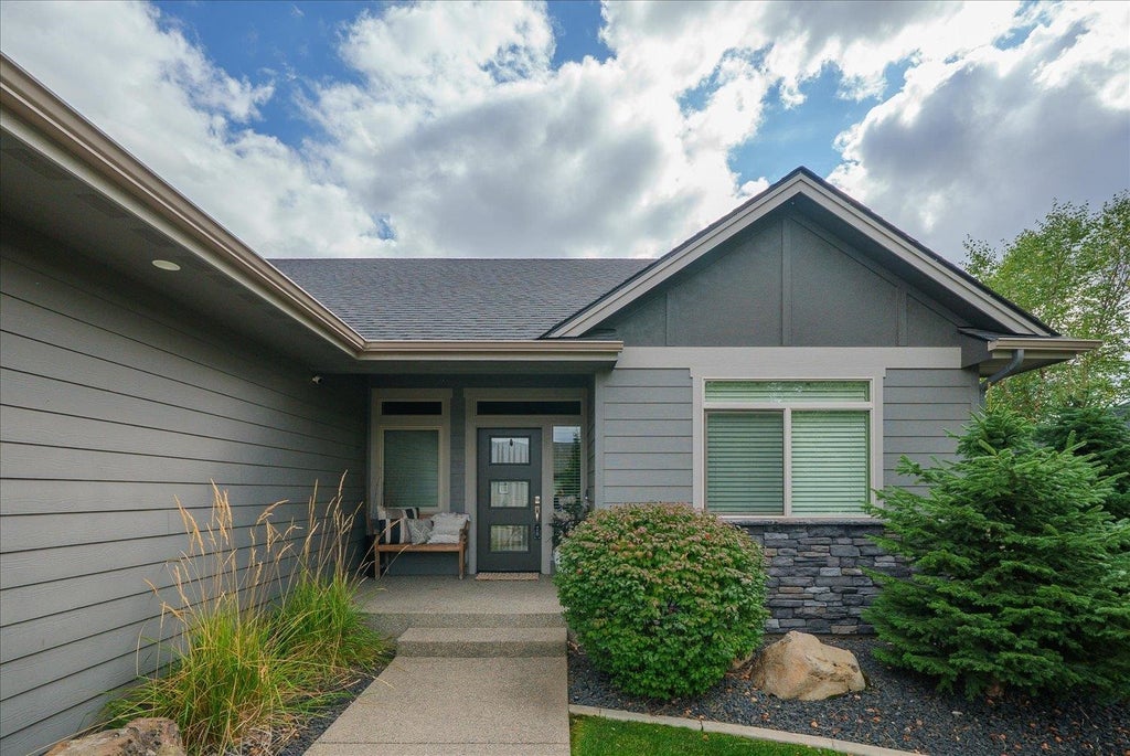 Photo of 905 W Basalt Ridge Dr, Spokane, WA 99224 (MLS # 202624504)