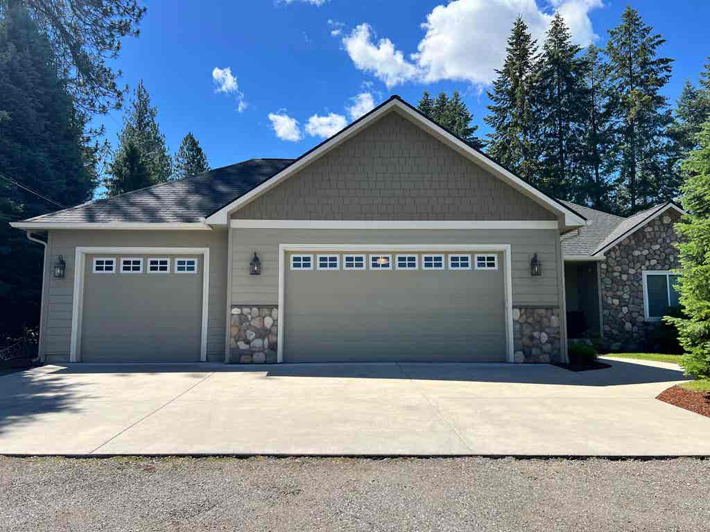 Photo of 11334 N Whitworth Dr, Spokane, WA 99218 (MLS # 202619168)