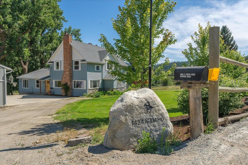 Photo of 1424 N Idaho Rd, Liberty Lake, WA 99019 (MLS # 202525482)