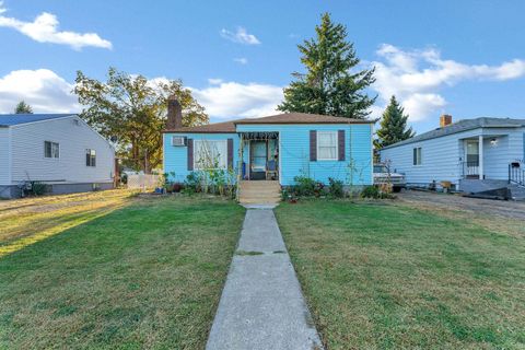 Photo of 1737 N Smith St, Spokane, WA 99207 (MLS # 202526746)
