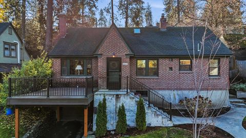 Photo of 916 E 19th Ave, Spokane, WA 99203 (MLS # 202527025)