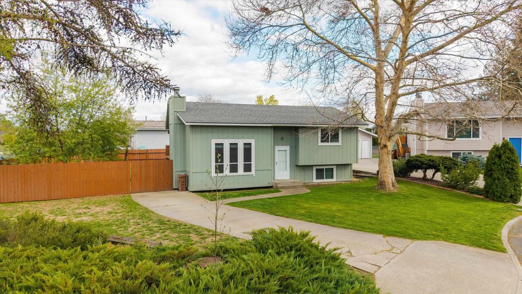 Photo of 630 E Bull Run Ct, Spokane, WA 99017 (MLS # 202615823)