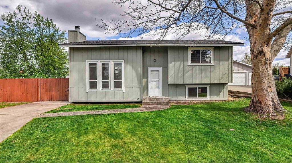 Photo of 630 E Bull Run Ct, Spokane, WA 99017 (MLS # 202615823)
