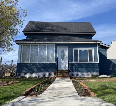 Photo of 2327 E Longfellow Ave, Spokane, WA 99207 (MLS # 202612834)