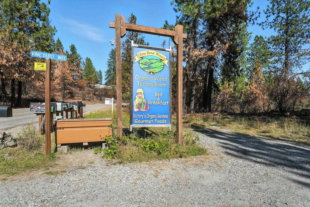 Photo of 3752 Vineyard Way, Kettle Falls, WA 99141 (MLS # 202616148)
