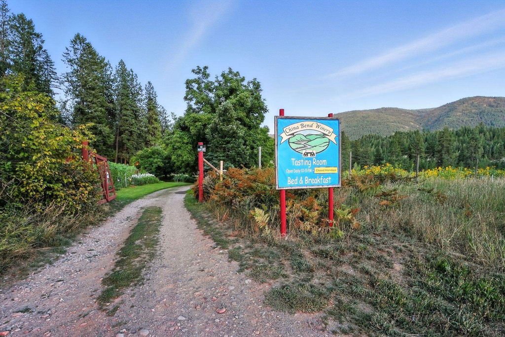 Photo of 3752 Vineyard Way, Kettle Falls, WA 99141 (MLS # 202616148)