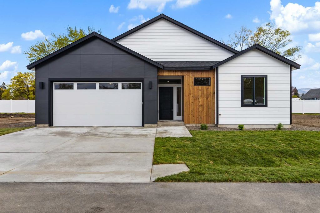 Photo of 414 N Moen Ln, Spokane Valley, WA 99016 (MLS # 202616484)