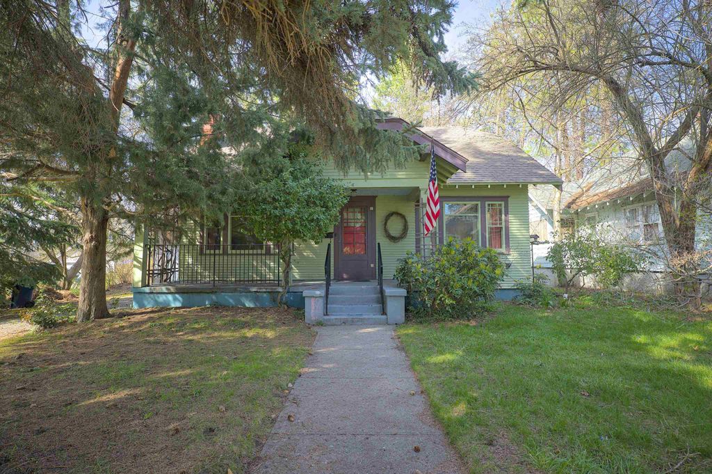 Photo of 37 E 33rd Ave, Spokane, WA 99203 (MLS # 202615153)