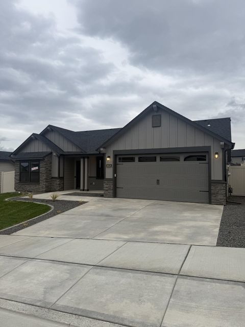 Photo of 18126 E Barclay Ct, Spokane Valley, WA 99016 (MLS # 202527721)