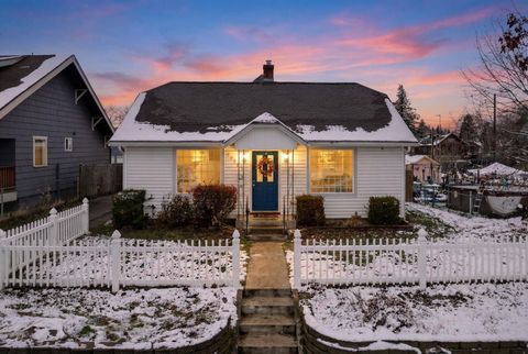 Photo of 4609 N Lincoln St, Spokane, WA 99205 (MLS # 202527452)