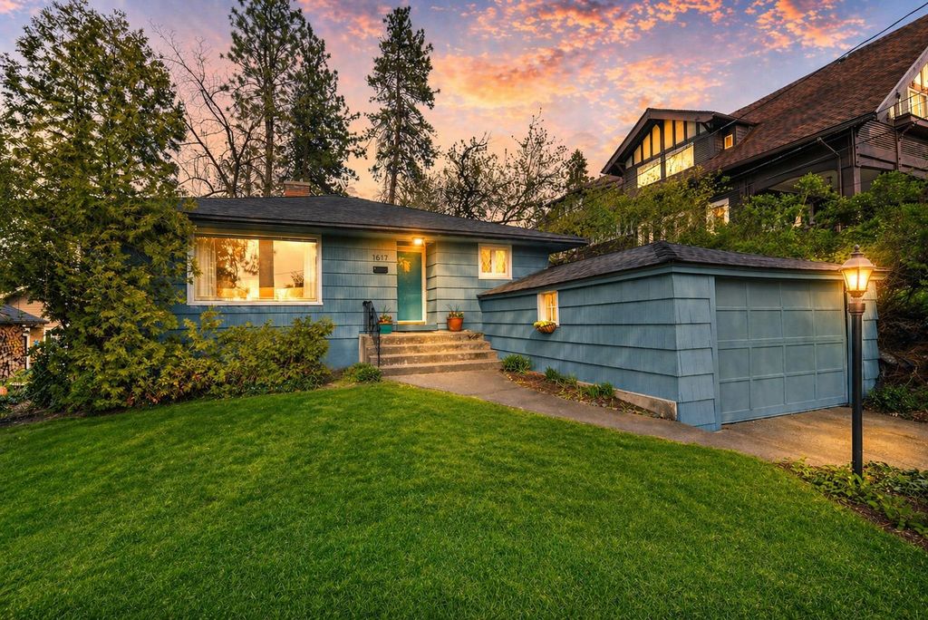 Photo of 1817 S Maple Blvd, Spokane, WA 99203 (MLS # 202616077)