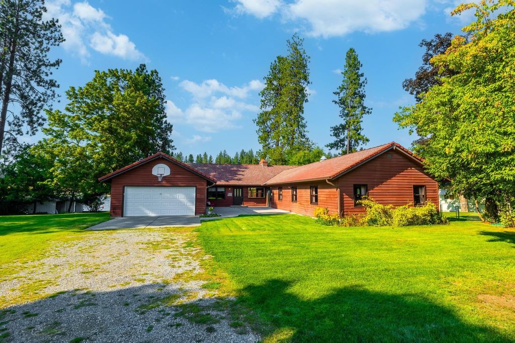 Photo of 8967 W Driftwood Dr, Coeur d Alene, ID 83814 (MLS # 202523560)