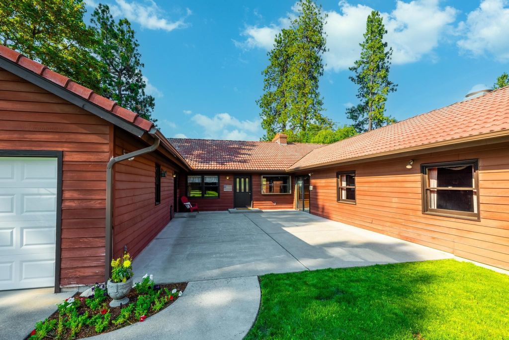 Photo of 8967 W Driftwood Dr, Coeur d Alene, ID 83814 (MLS # 202523560)