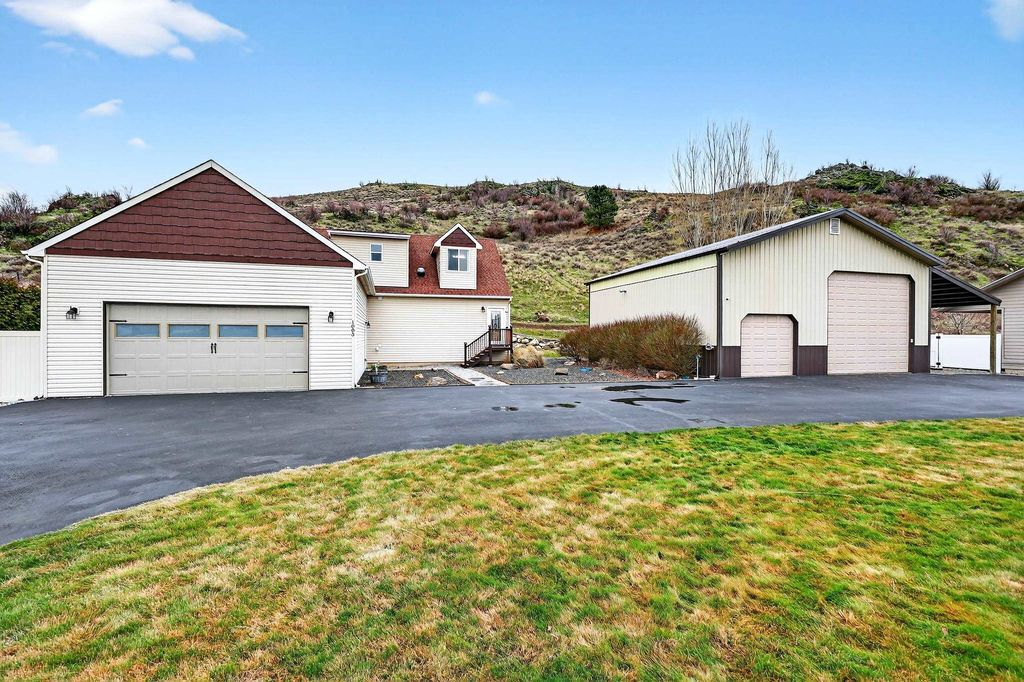 Photo of 1003 S Henry Rd, Greenacres, WA 99016 (MLS # 202616397)