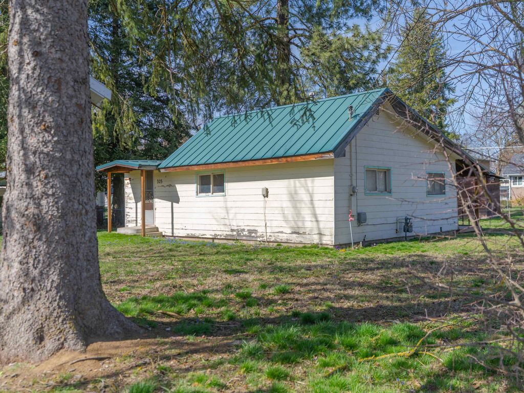 Photo of 323 E D St, Deer Park, WA 99006 (MLS # 202614023)